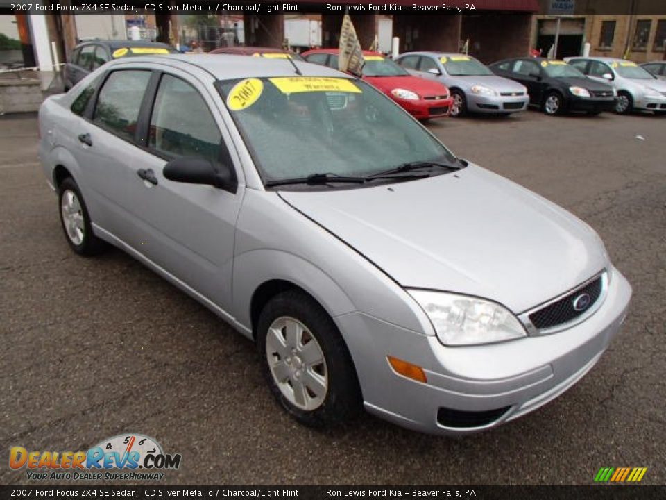 2007 Ford Focus ZX4 SE Sedan CD Silver Metallic / Charcoal/Light Flint Photo #2