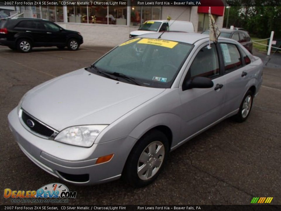 2007 Ford Focus ZX4 SE Sedan CD Silver Metallic / Charcoal/Light Flint Photo #4