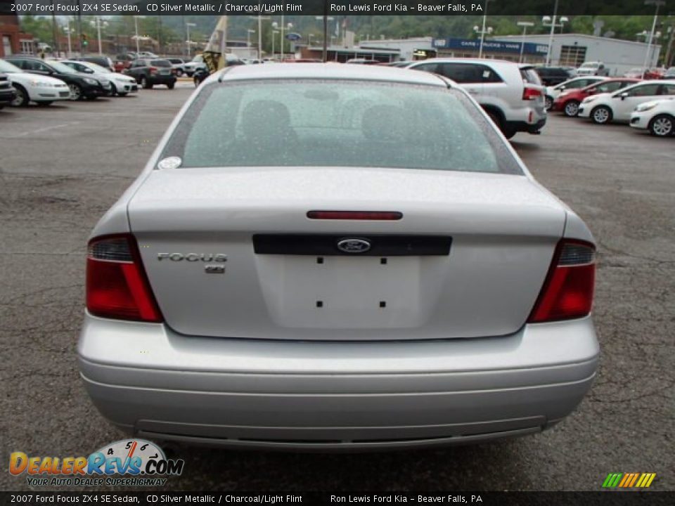 2007 Ford Focus ZX4 SE Sedan CD Silver Metallic / Charcoal/Light Flint Photo #7