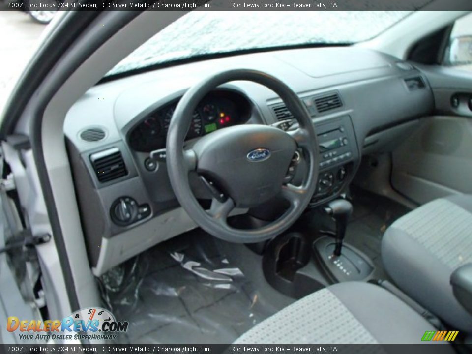 2007 Ford Focus ZX4 SE Sedan CD Silver Metallic / Charcoal/Light Flint Photo #10