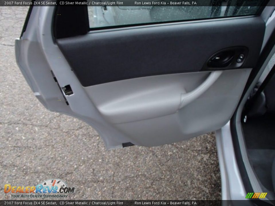 2007 Ford Focus ZX4 SE Sedan CD Silver Metallic / Charcoal/Light Flint Photo #14