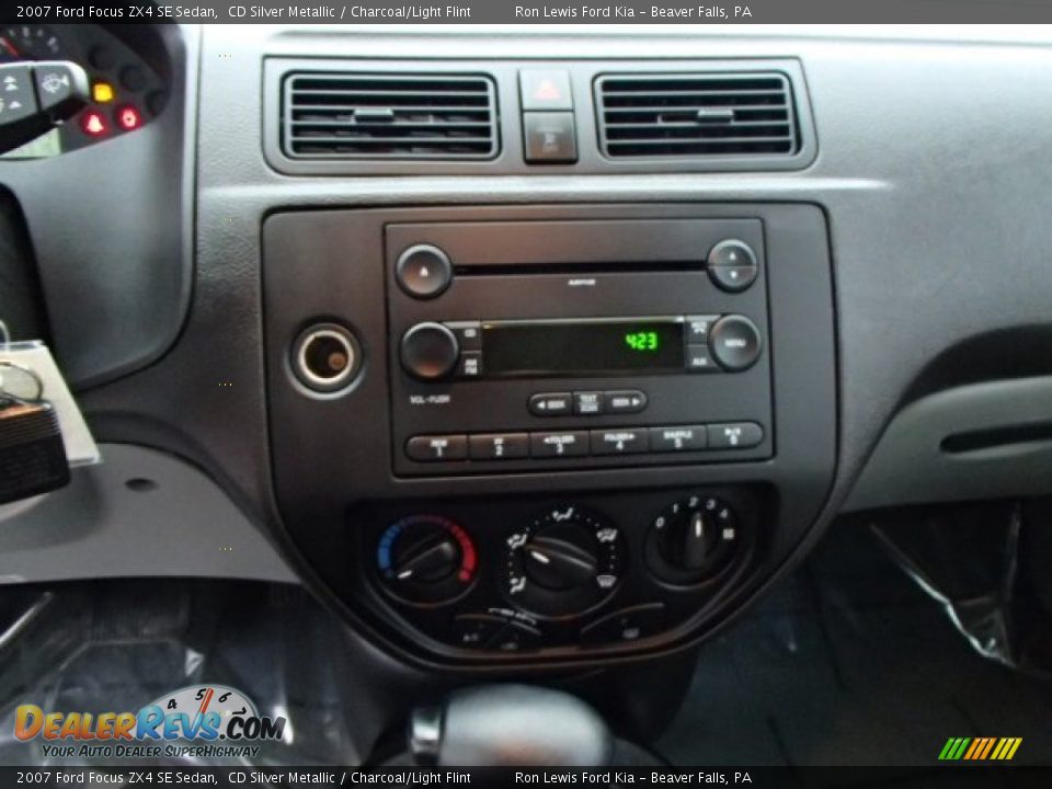 2007 Ford Focus ZX4 SE Sedan CD Silver Metallic / Charcoal/Light Flint Photo #16