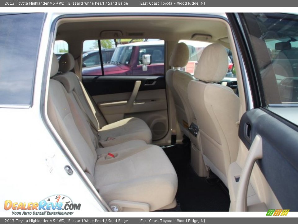 2013 Toyota Highlander V6 4WD Blizzard White Pearl / Sand Beige Photo #11