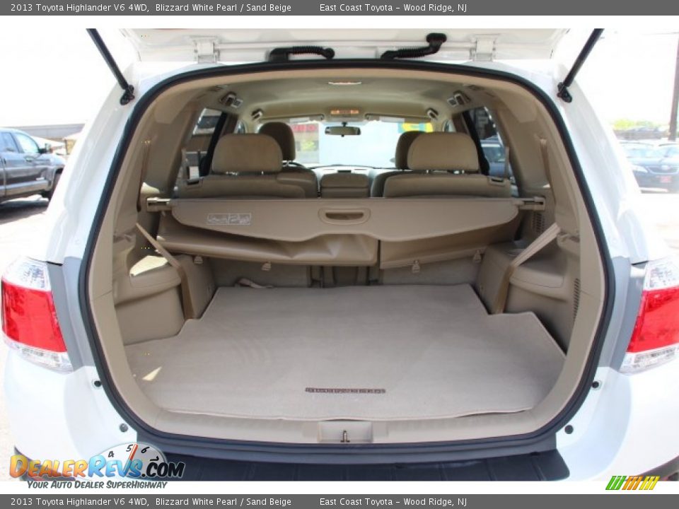 2013 Toyota Highlander V6 4WD Blizzard White Pearl / Sand Beige Photo #12