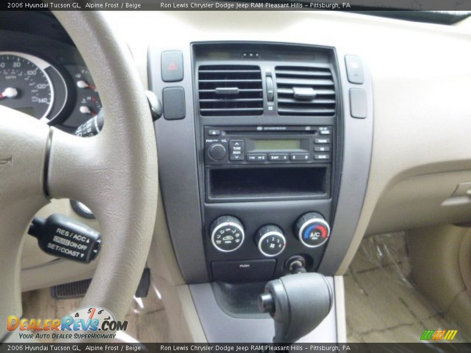 2006 Hyundai Tucson GL Alpine Frost / Beige Photo #18