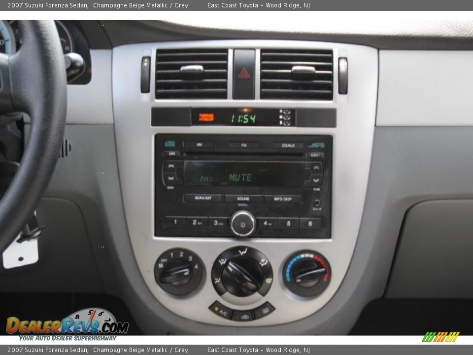 2007 Suzuki Forenza Sedan Champagne Beige Metallic / Grey Photo #10