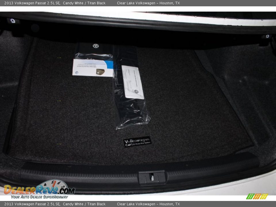 2013 Volkswagen Passat 2.5L SE Candy White / Titan Black Photo #28