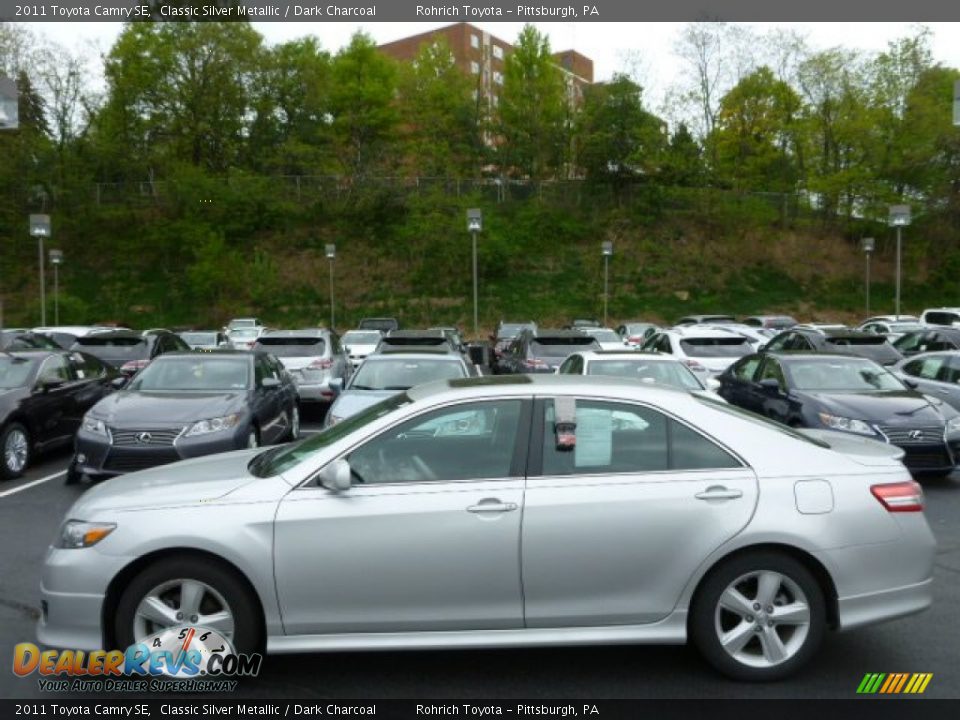 2011 Toyota Camry SE Classic Silver Metallic / Dark Charcoal Photo #2