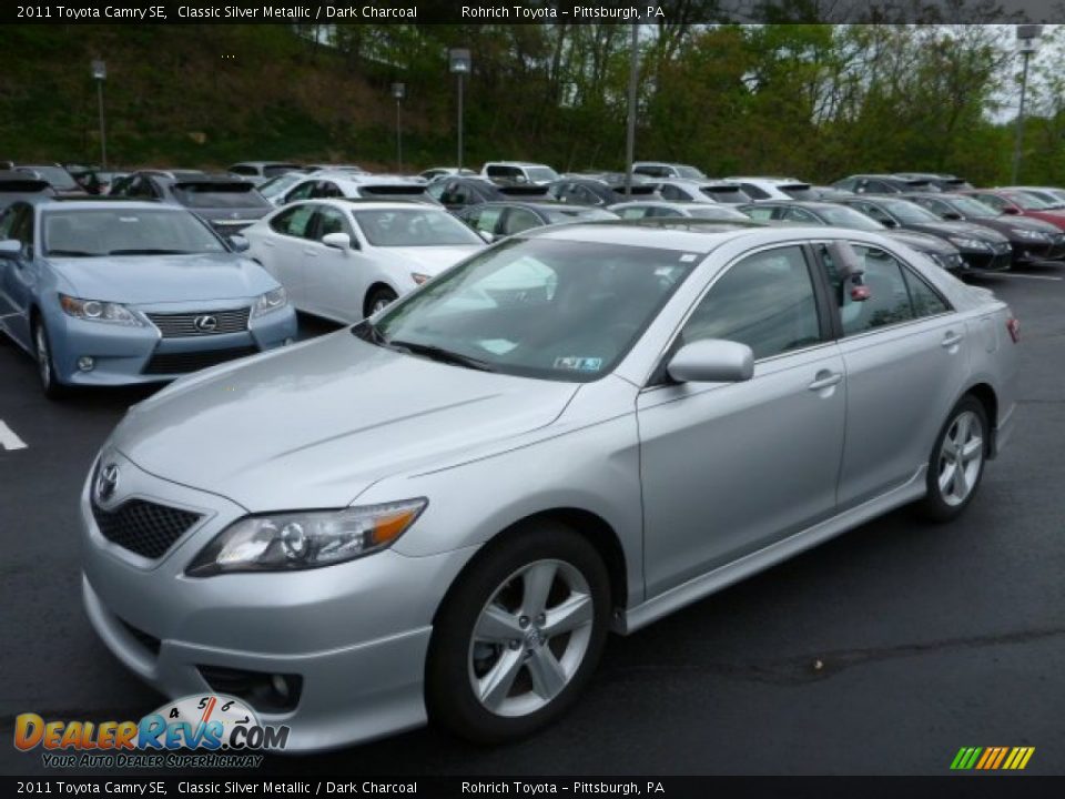 2011 Toyota Camry SE Classic Silver Metallic / Dark Charcoal Photo #3