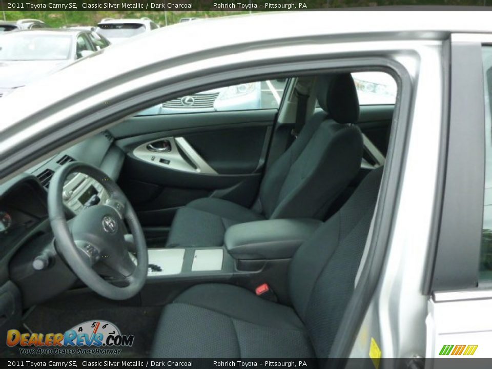 2011 Toyota Camry SE Classic Silver Metallic / Dark Charcoal Photo #4