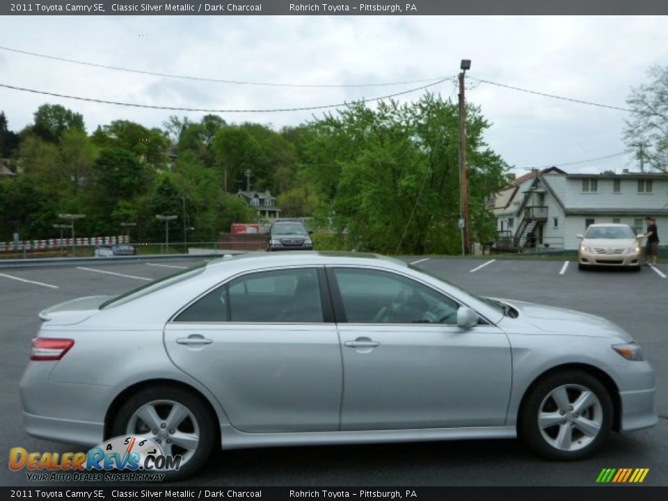 2011 Toyota Camry SE Classic Silver Metallic / Dark Charcoal Photo #10