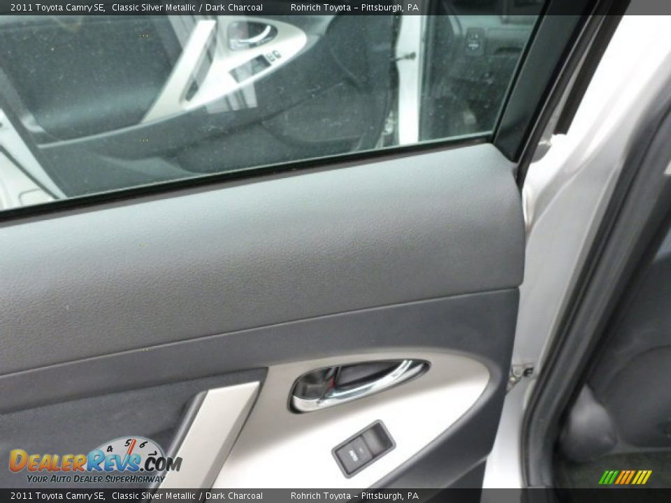 2011 Toyota Camry SE Classic Silver Metallic / Dark Charcoal Photo #15