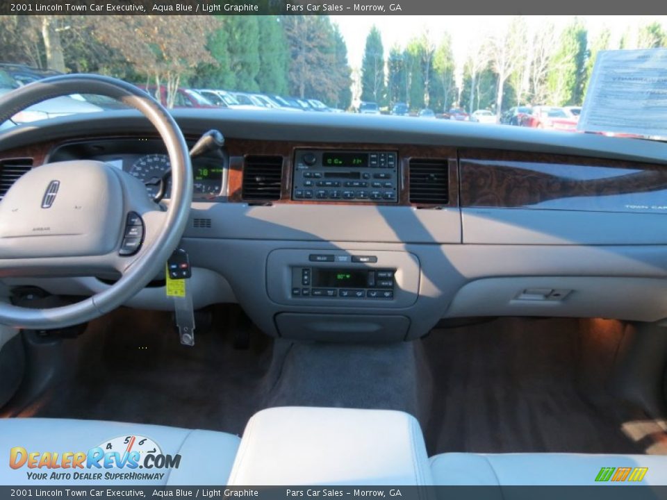 2001 Lincoln Town Car Executive Aqua Blue / Light Graphite Photo #9