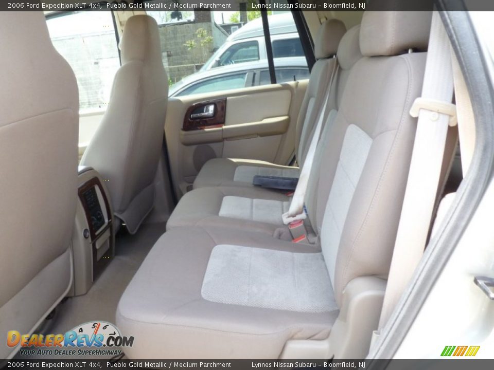 2006 Ford Expedition XLT 4x4 Pueblo Gold Metallic / Medium Parchment Photo #13