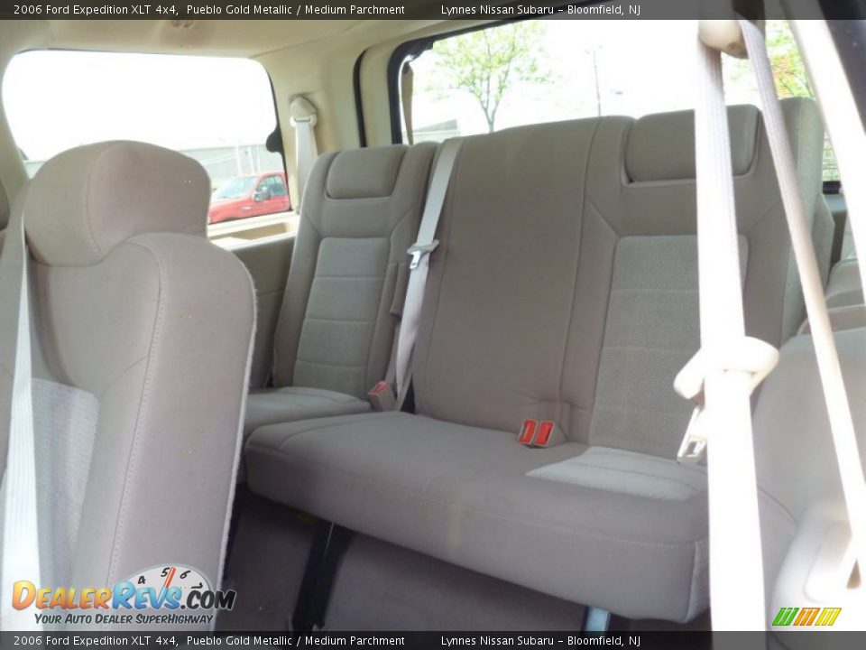 2006 Ford Expedition XLT 4x4 Pueblo Gold Metallic / Medium Parchment Photo #14