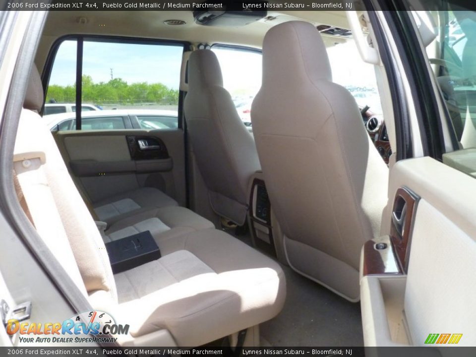 2006 Ford Expedition XLT 4x4 Pueblo Gold Metallic / Medium Parchment Photo #15