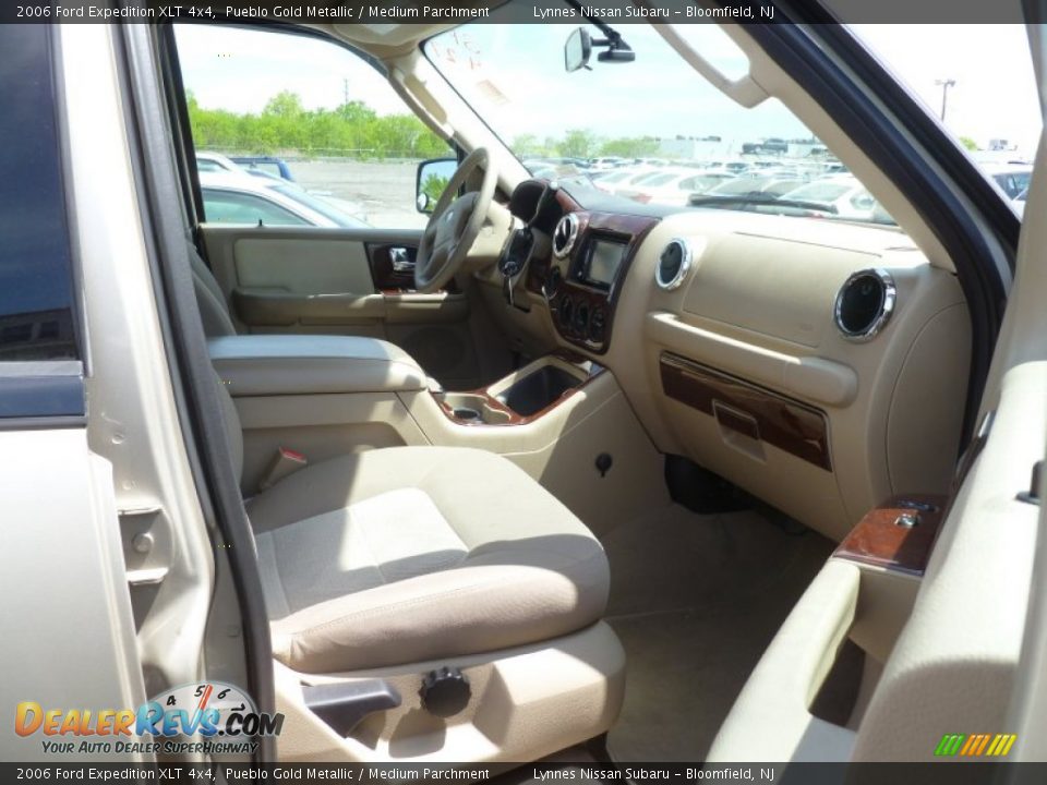 2006 Ford Expedition XLT 4x4 Pueblo Gold Metallic / Medium Parchment Photo #16