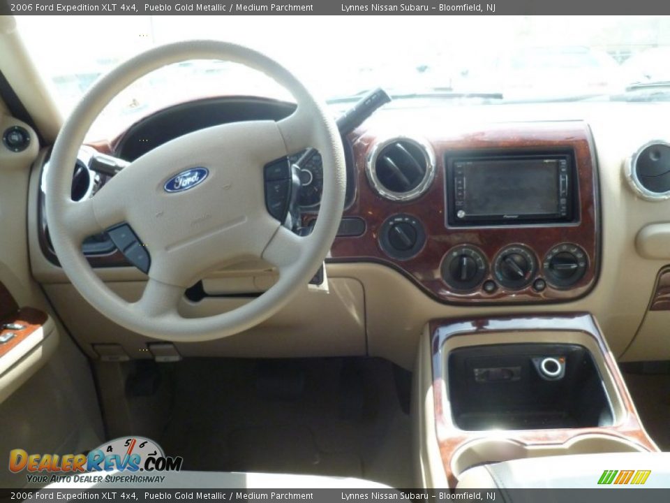 2006 Ford Expedition XLT 4x4 Pueblo Gold Metallic / Medium Parchment Photo #18