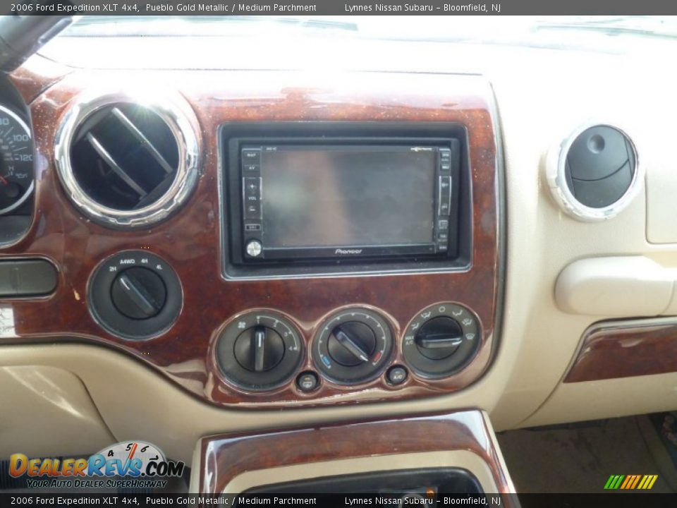 2006 Ford Expedition XLT 4x4 Pueblo Gold Metallic / Medium Parchment Photo #22