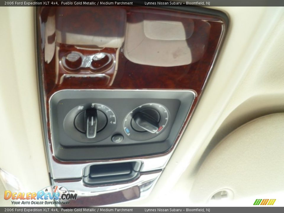 2006 Ford Expedition XLT 4x4 Pueblo Gold Metallic / Medium Parchment Photo #24