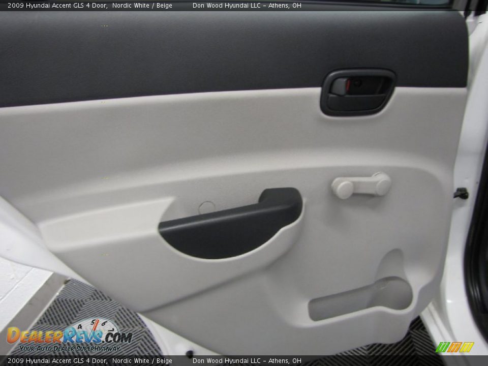 2009 Hyundai Accent GLS 4 Door Nordic White / Beige Photo #11