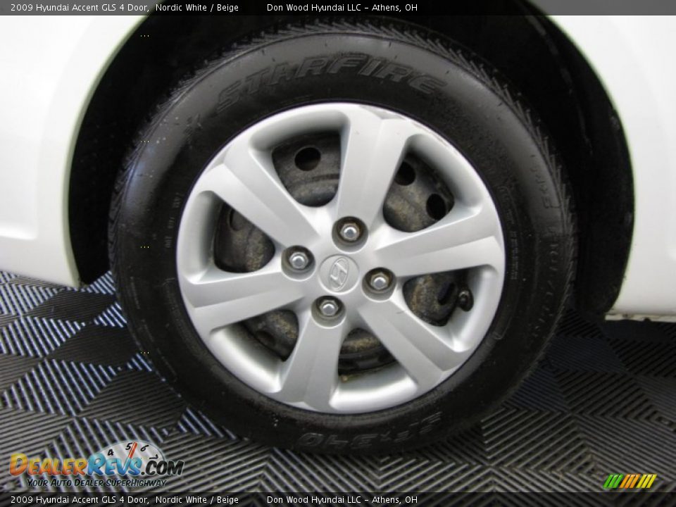 2009 Hyundai Accent GLS 4 Door Nordic White / Beige Photo #23