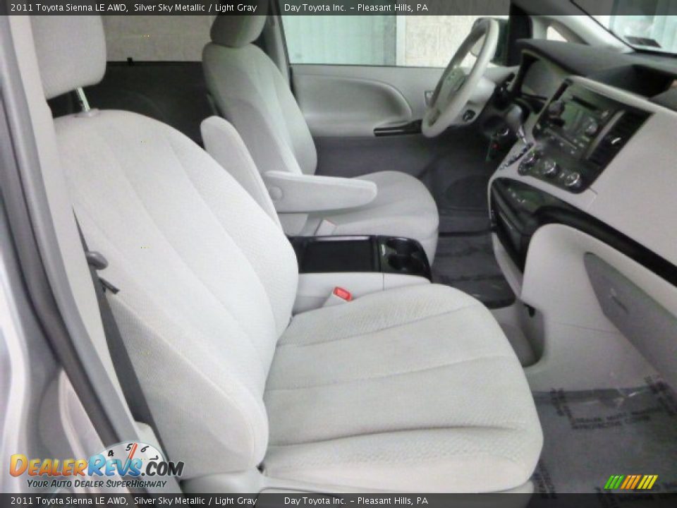 2011 Toyota Sienna LE AWD Silver Sky Metallic / Light Gray Photo #9