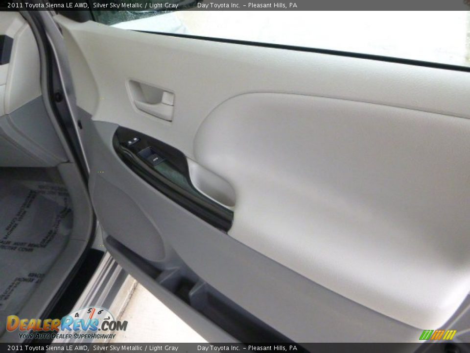 2011 Toyota Sienna LE AWD Silver Sky Metallic / Light Gray Photo #11