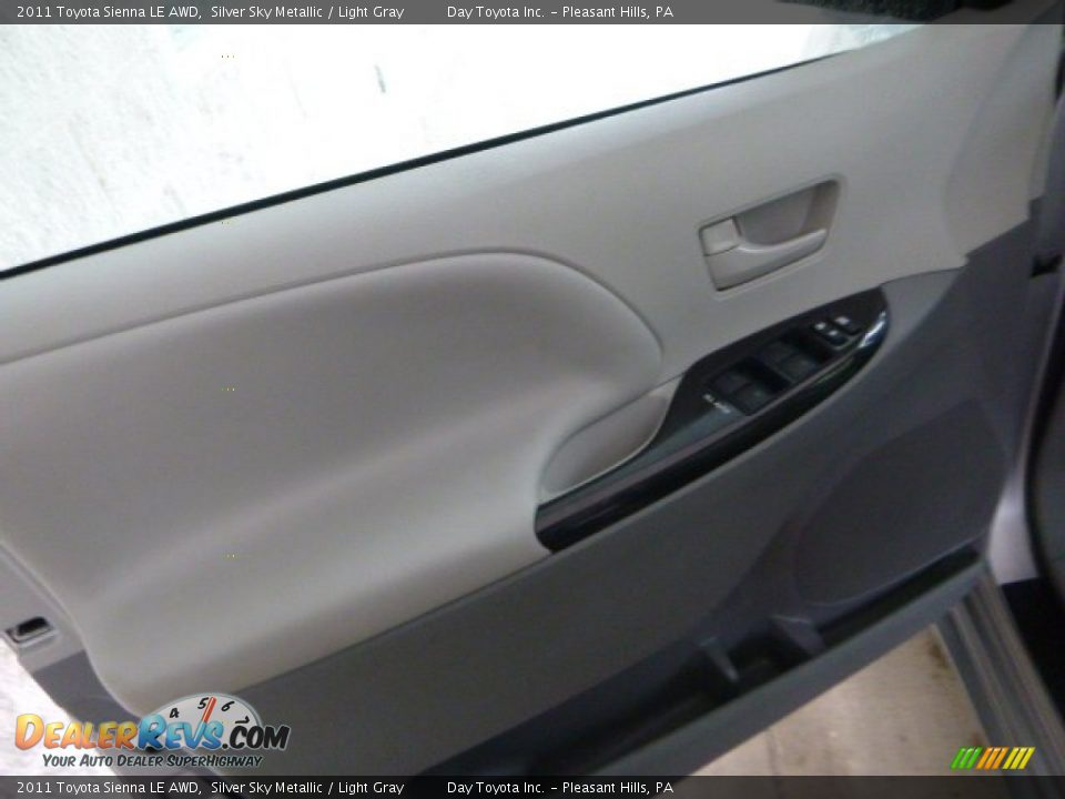 2011 Toyota Sienna LE AWD Silver Sky Metallic / Light Gray Photo #17