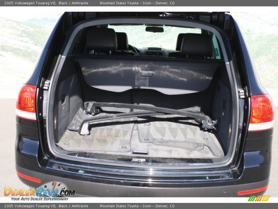 2005 Volkswagen Touareg V8 Black / Anthracite Photo #23