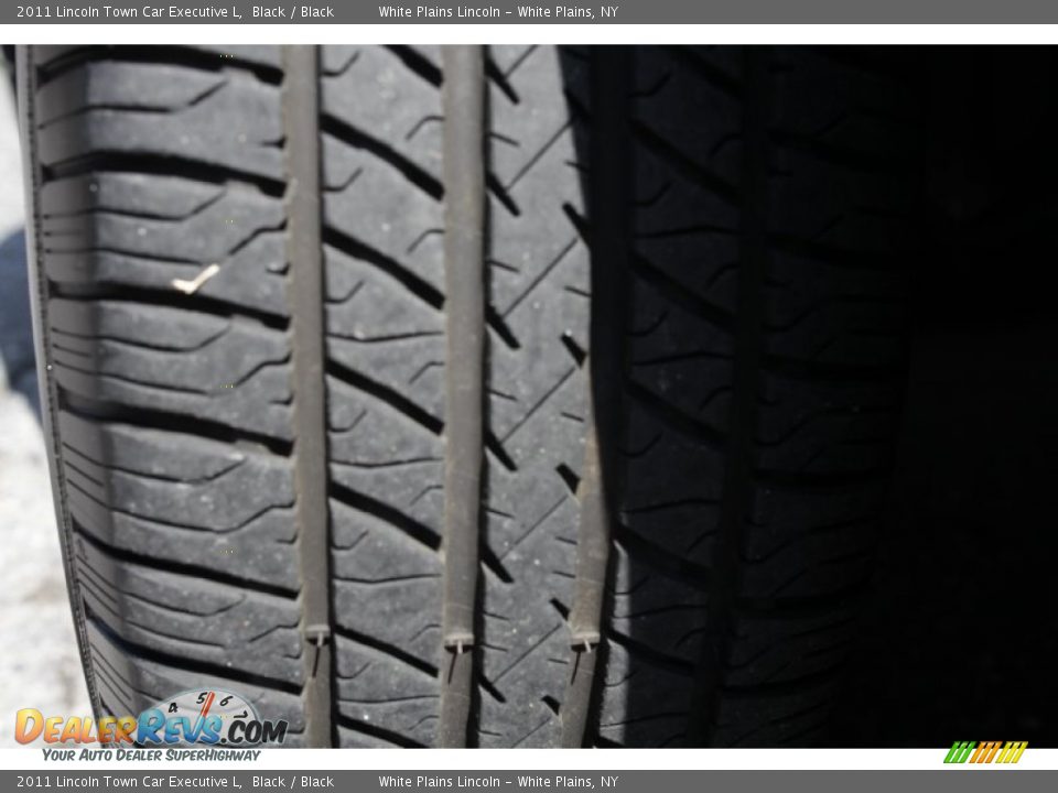 2011 Lincoln Town Car Executive L Black / Black Photo #2