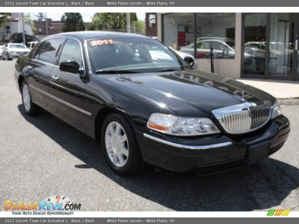 Front 3/4 View of 2011 Lincoln Town Car Executive L Photo #4