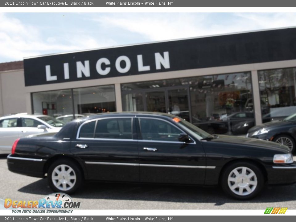 2011 Lincoln Town Car Executive L Black / Black Photo #5