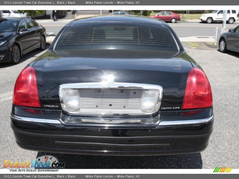 2011 Lincoln Town Car Executive L Black / Black Photo #7