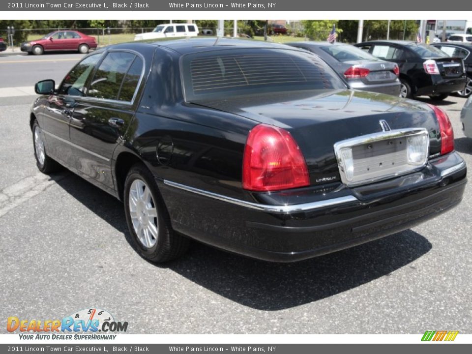2011 Lincoln Town Car Executive L Black / Black Photo #9