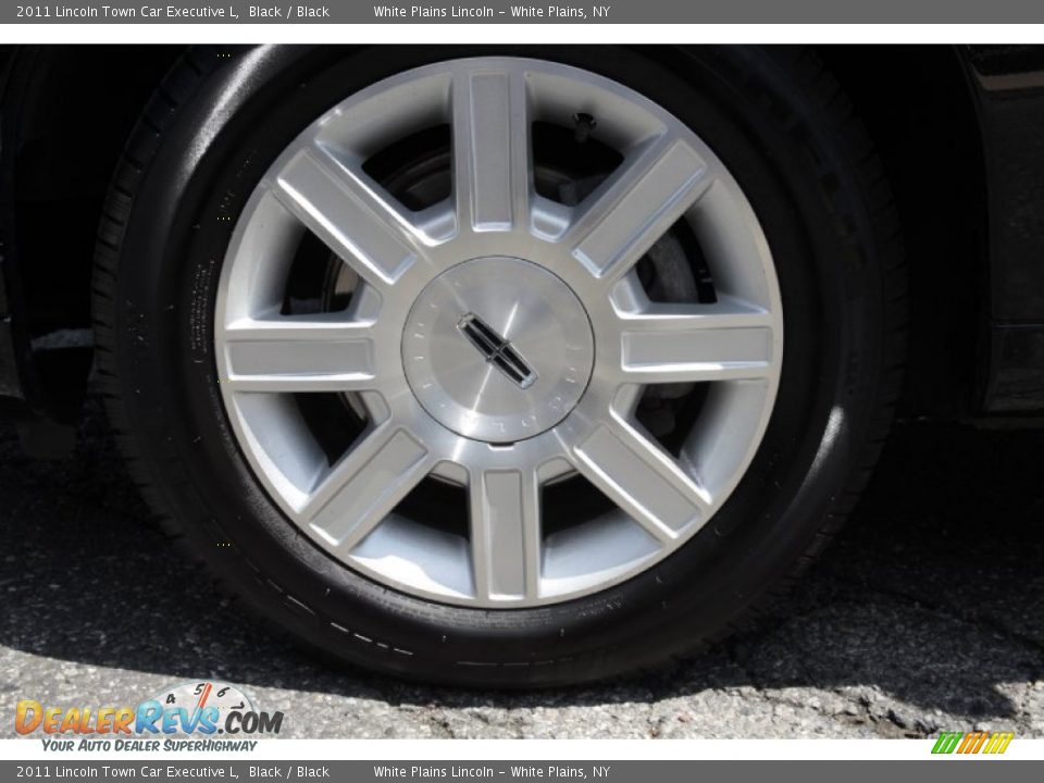 2011 Lincoln Town Car Executive L Wheel Photo #11
