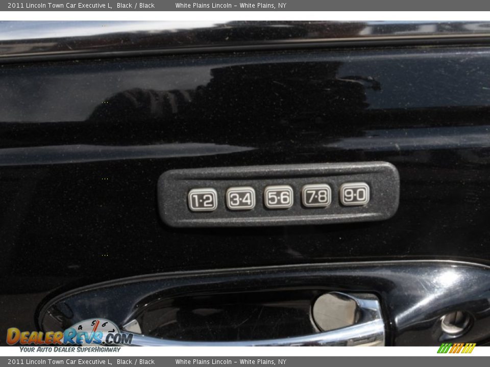 2011 Lincoln Town Car Executive L Black / Black Photo #12