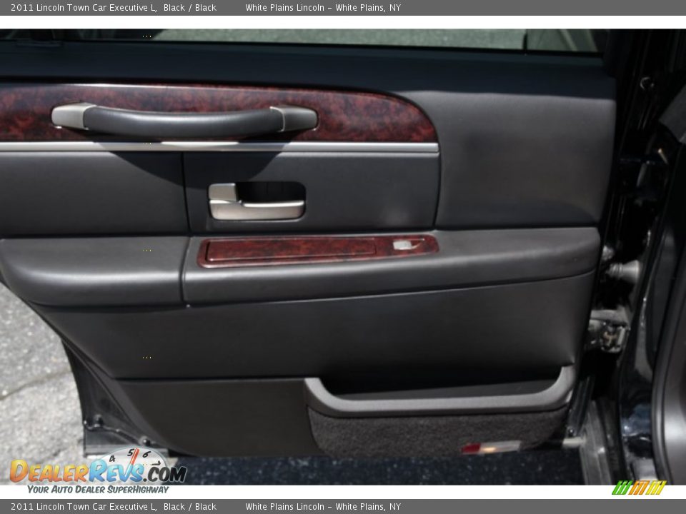 Door Panel of 2011 Lincoln Town Car Executive L Photo #13