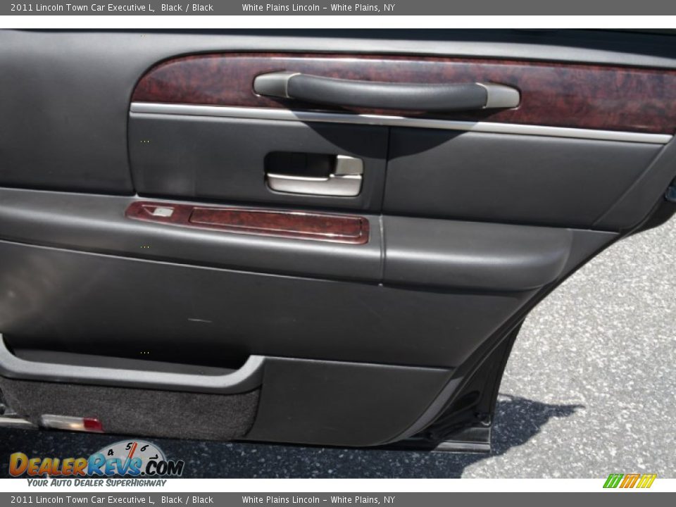Door Panel of 2011 Lincoln Town Car Executive L Photo #15