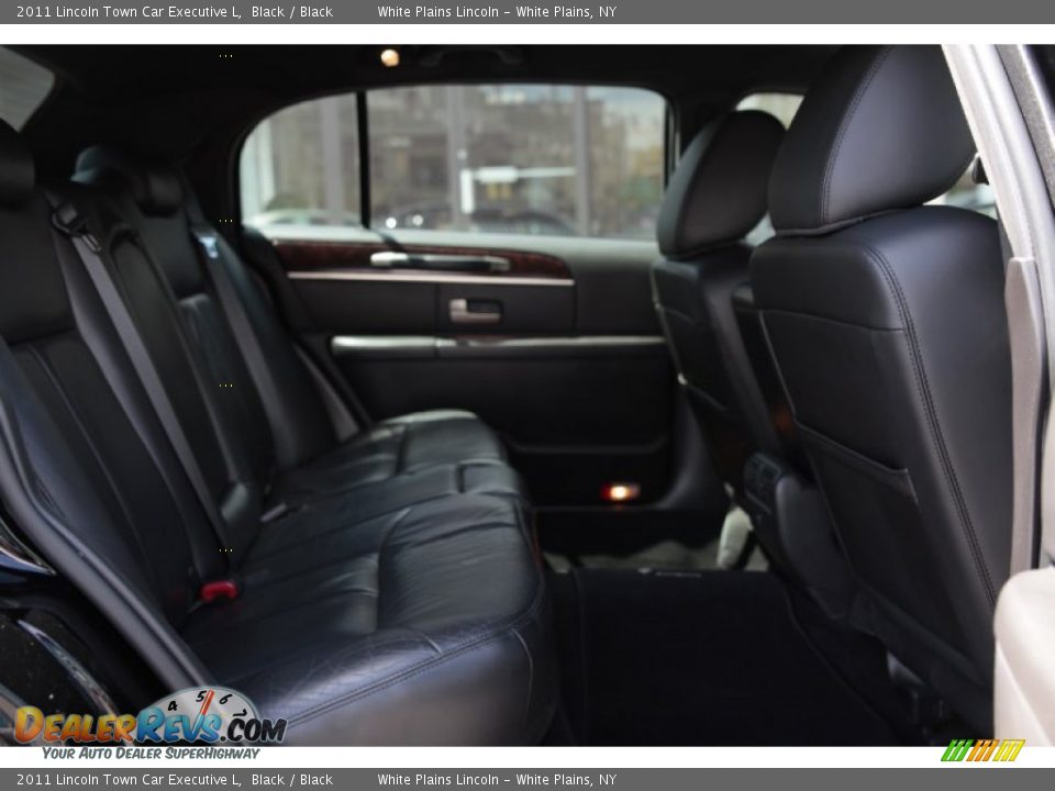 2011 Lincoln Town Car Executive L Black / Black Photo #16