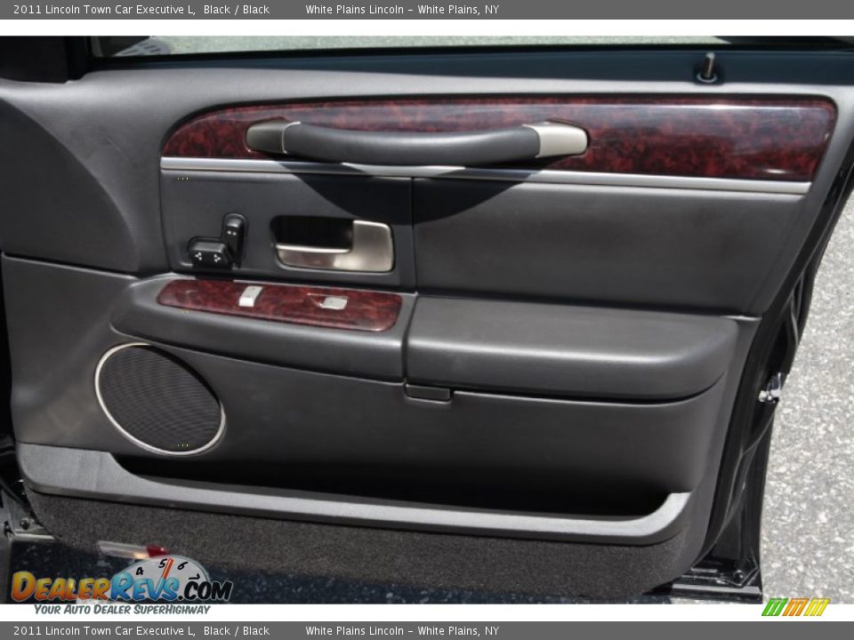 Door Panel of 2011 Lincoln Town Car Executive L Photo #17