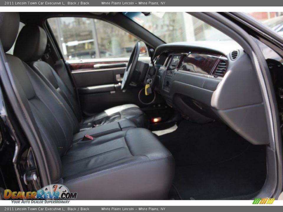 Front Seat of 2011 Lincoln Town Car Executive L Photo #18