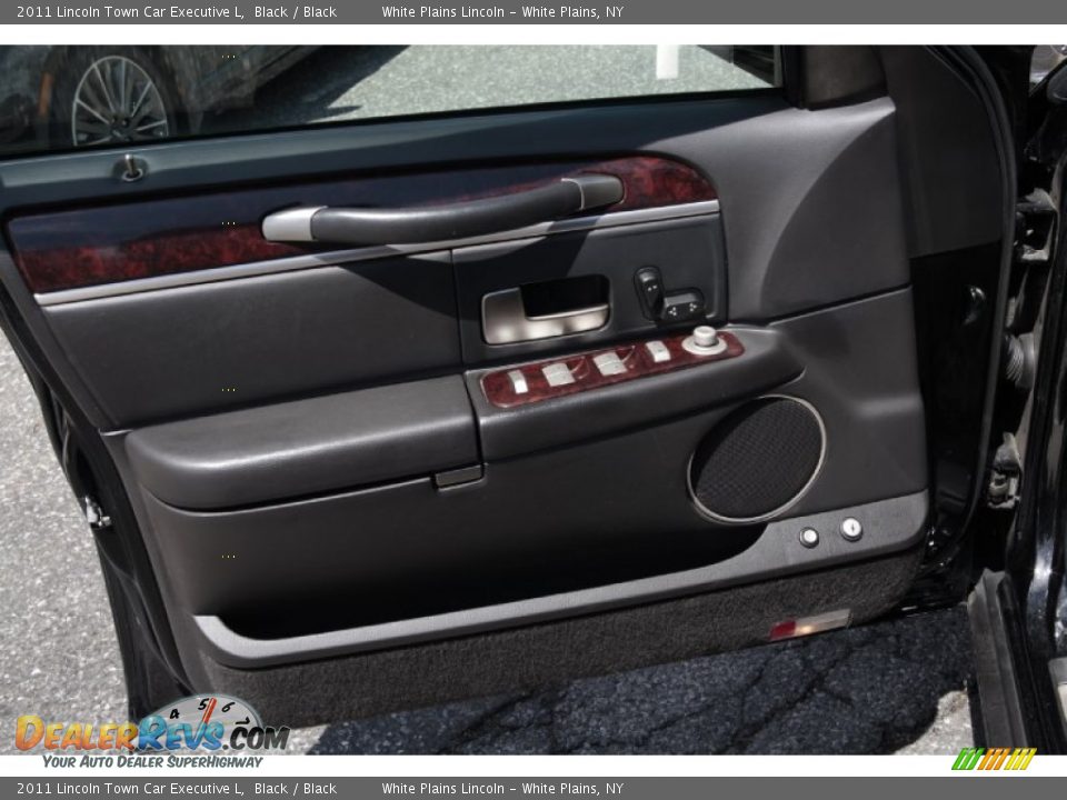 Door Panel of 2011 Lincoln Town Car Executive L Photo #19