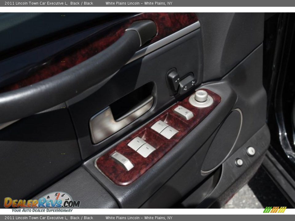 Controls of 2011 Lincoln Town Car Executive L Photo #20