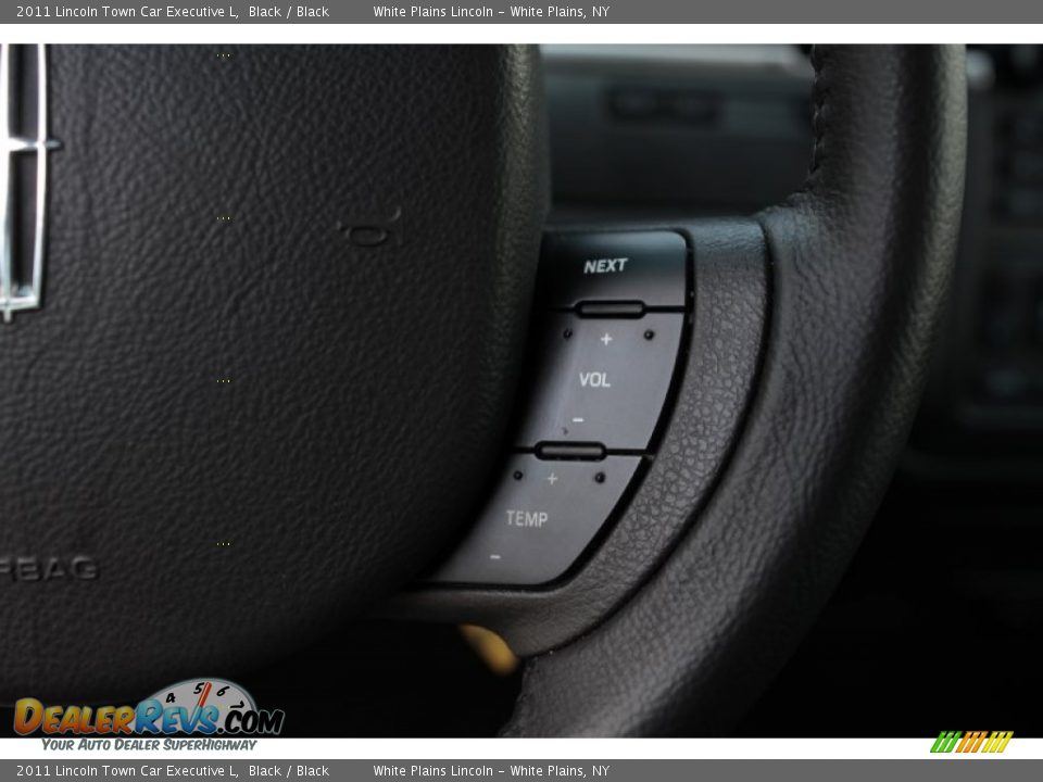 Controls of 2011 Lincoln Town Car Executive L Photo #25