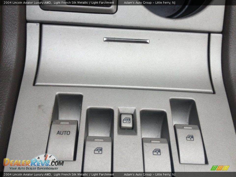 2004 Lincoln Aviator Luxury AWD Light French Silk Metallic / Light Parchment Photo #24