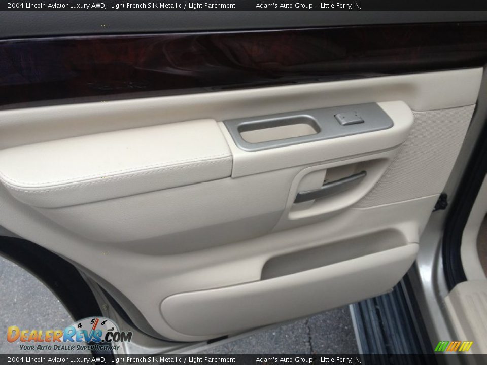 2004 Lincoln Aviator Luxury AWD Light French Silk Metallic / Light Parchment Photo #27