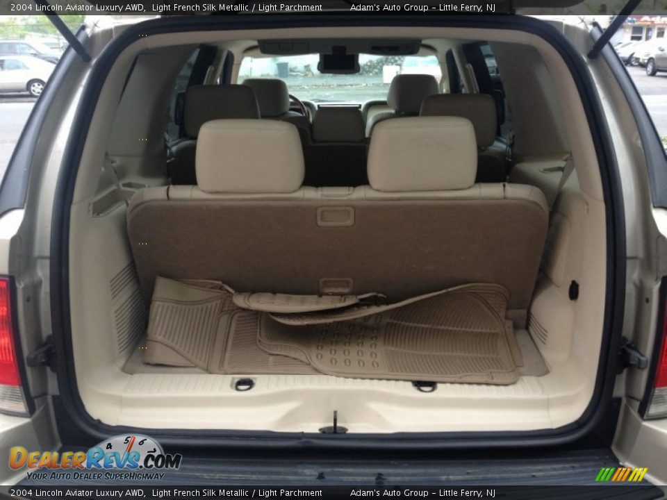 2004 Lincoln Aviator Luxury AWD Light French Silk Metallic / Light Parchment Photo #33