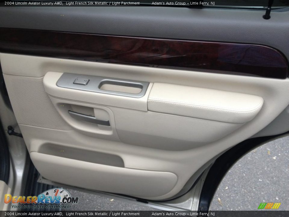 2004 Lincoln Aviator Luxury AWD Light French Silk Metallic / Light Parchment Photo #35