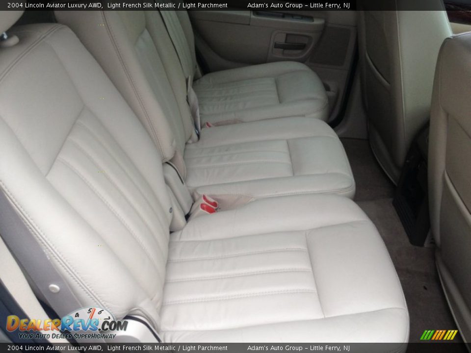 2004 Lincoln Aviator Luxury AWD Light French Silk Metallic / Light Parchment Photo #36